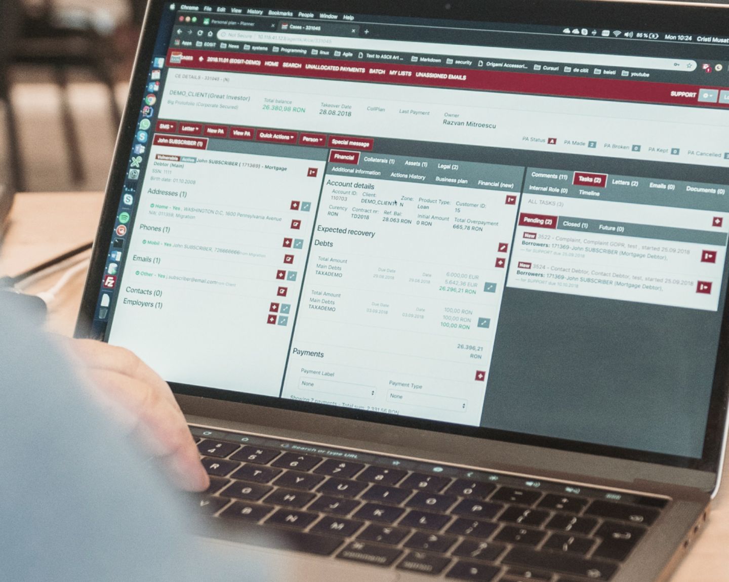 Une photo montre un ordinateur portable ouvert avec une page Kollecto+ à l’écran. Le texte figurant en dessous indique : « D’ici fin 2023, huit des 24 sociétés EOS utiliseront Kollecto+, et d’autres déploiements suivront peu après. »