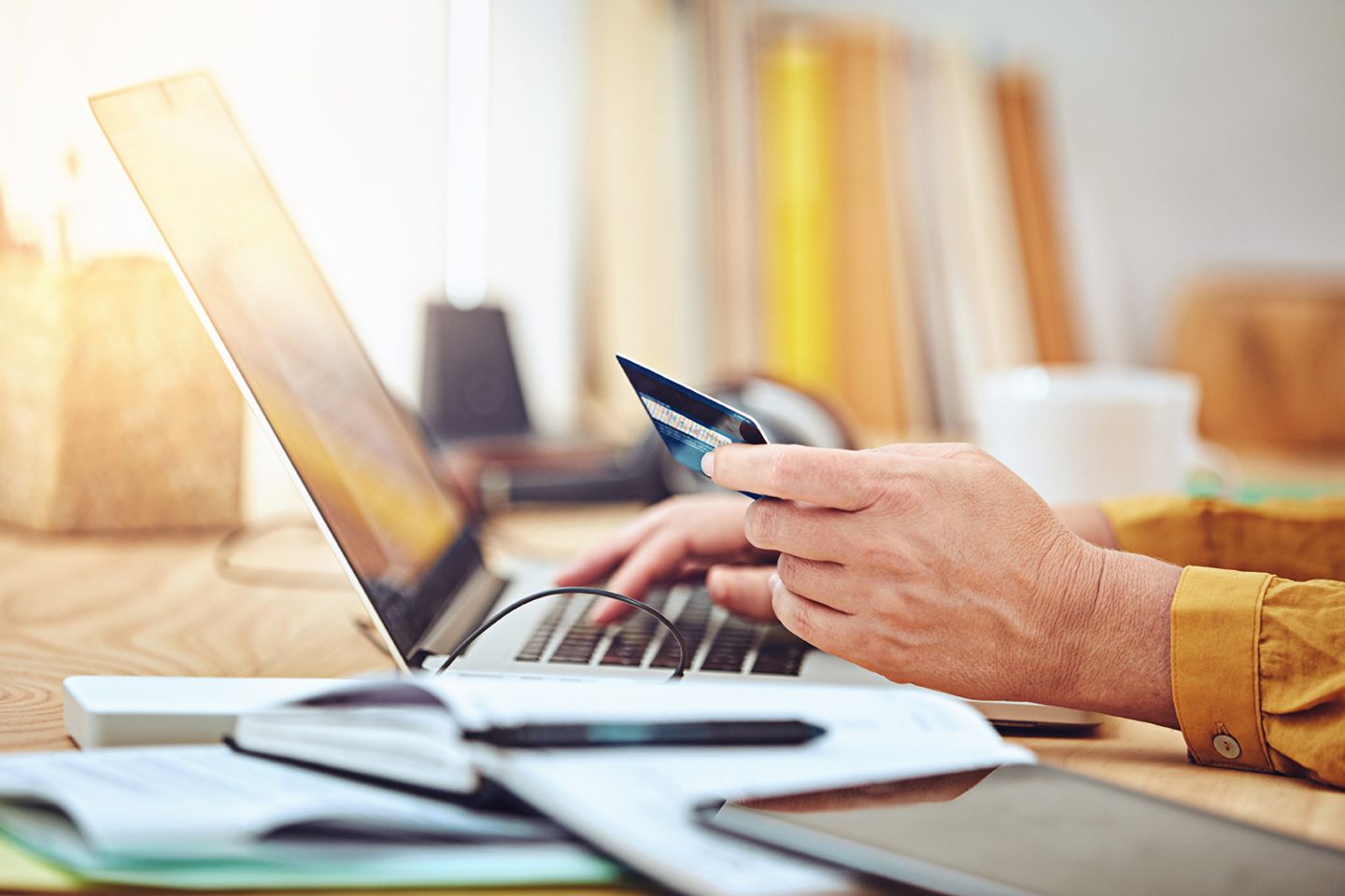 Scoring im Onlinehandel: Person schließt am Laptop einen Online-Kauf ab.