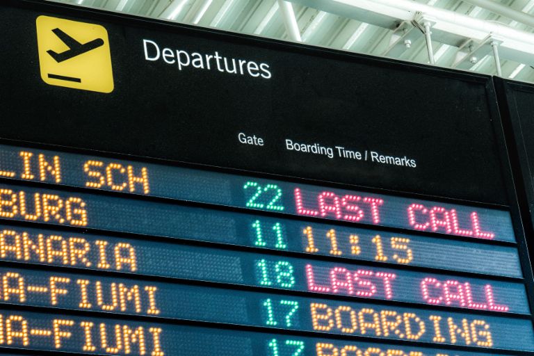 Internationaler Forderungskauf: eine Abflugtafel am Flughafen.