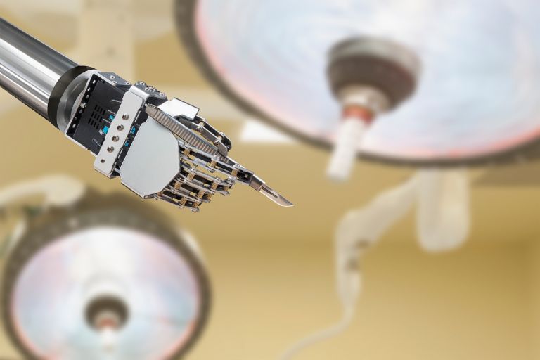 Künstliche Intelligenz und Recht: Roboterhand hält ein Skalpell.