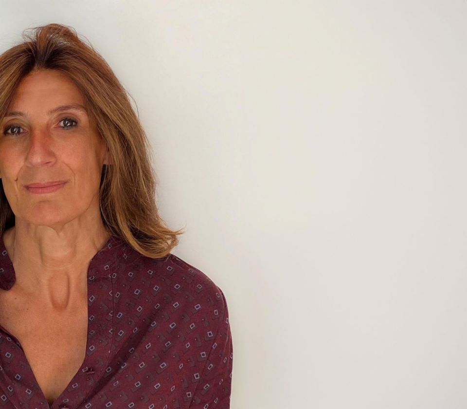 Portrait von Nathalie Lameyre, sie steht in einem hellen Raum