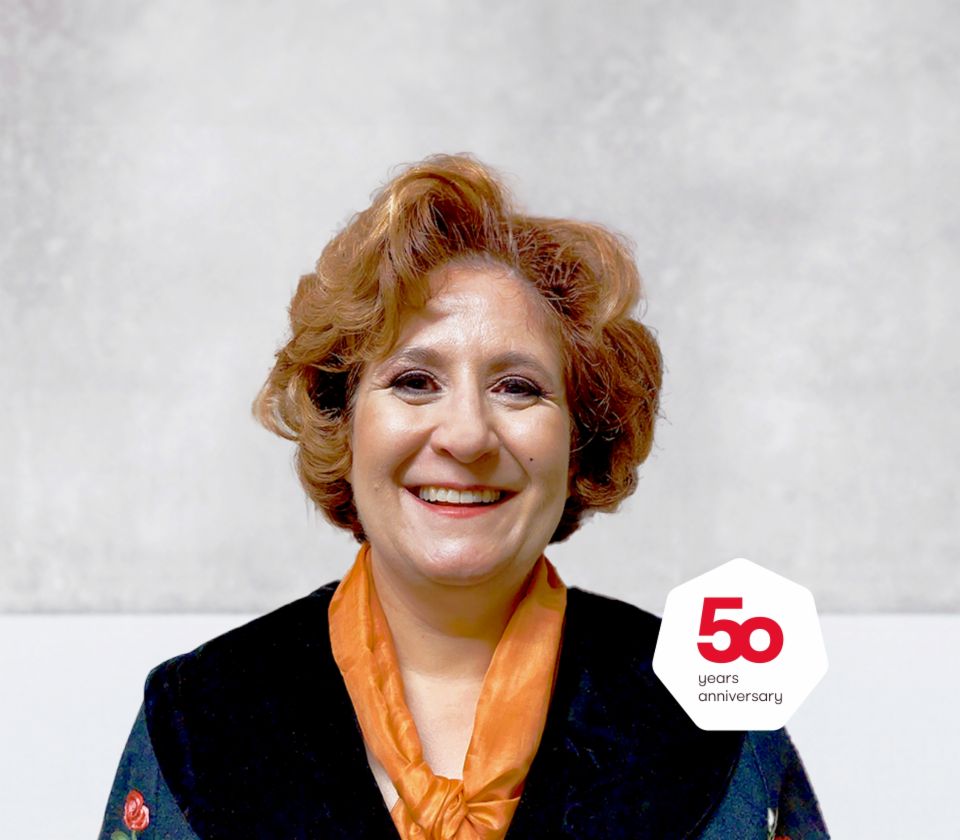 Portrait von Patrizia Christen, Collection Specialist, EOS Schweiz vor hellem Grund