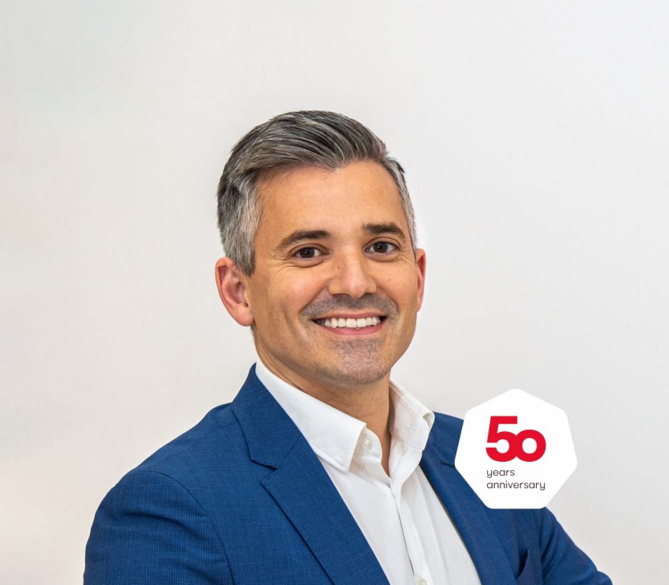 Portrait von Carlos Lorenzo, Managing Director, EOS Spanien vor hellem Grund