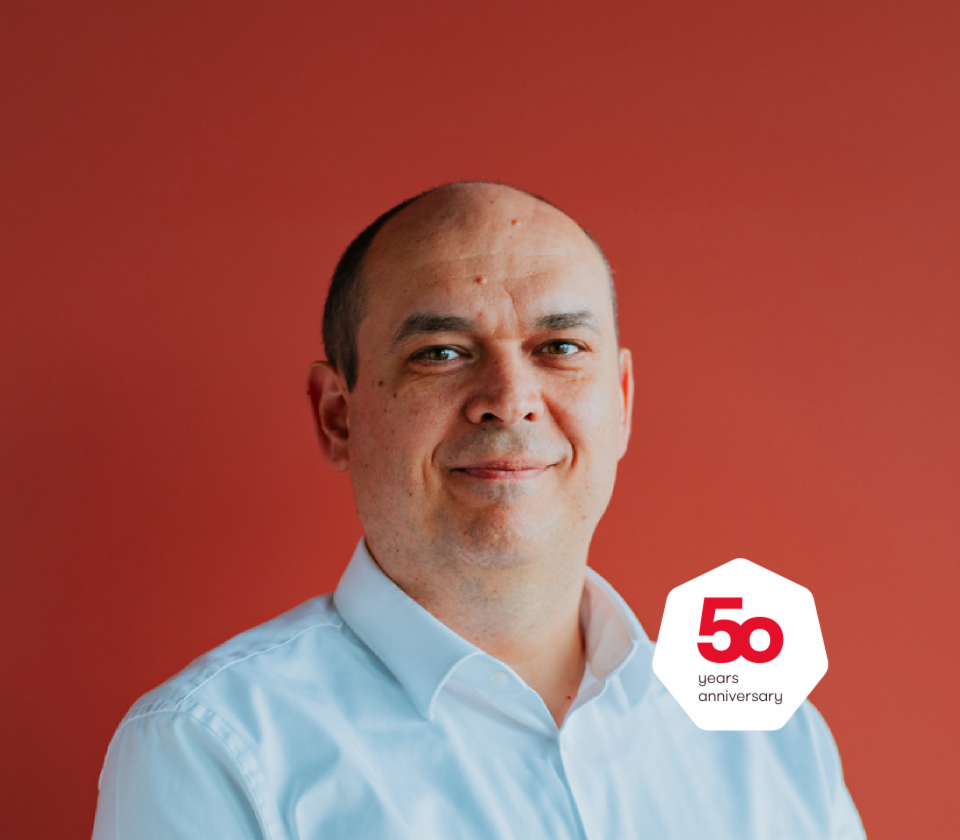 Portrait von Cristian Musat, Geschäftsführer EOS Technology Solutions vor rotem Grund
