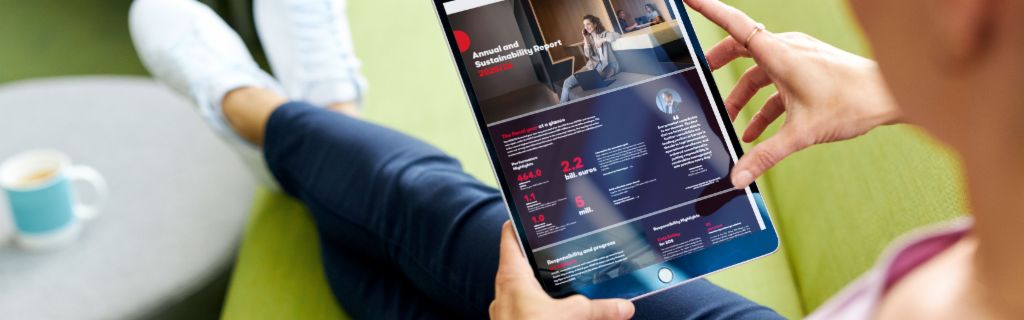 EOS ASR : L’image montre une jeune femme tenant une tablette et consultant le rapport annuel de développement durable d’EOS.