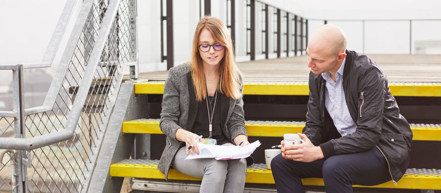 Data Analyst: Marie-Laure Jacobs und ein Team-Kollege.