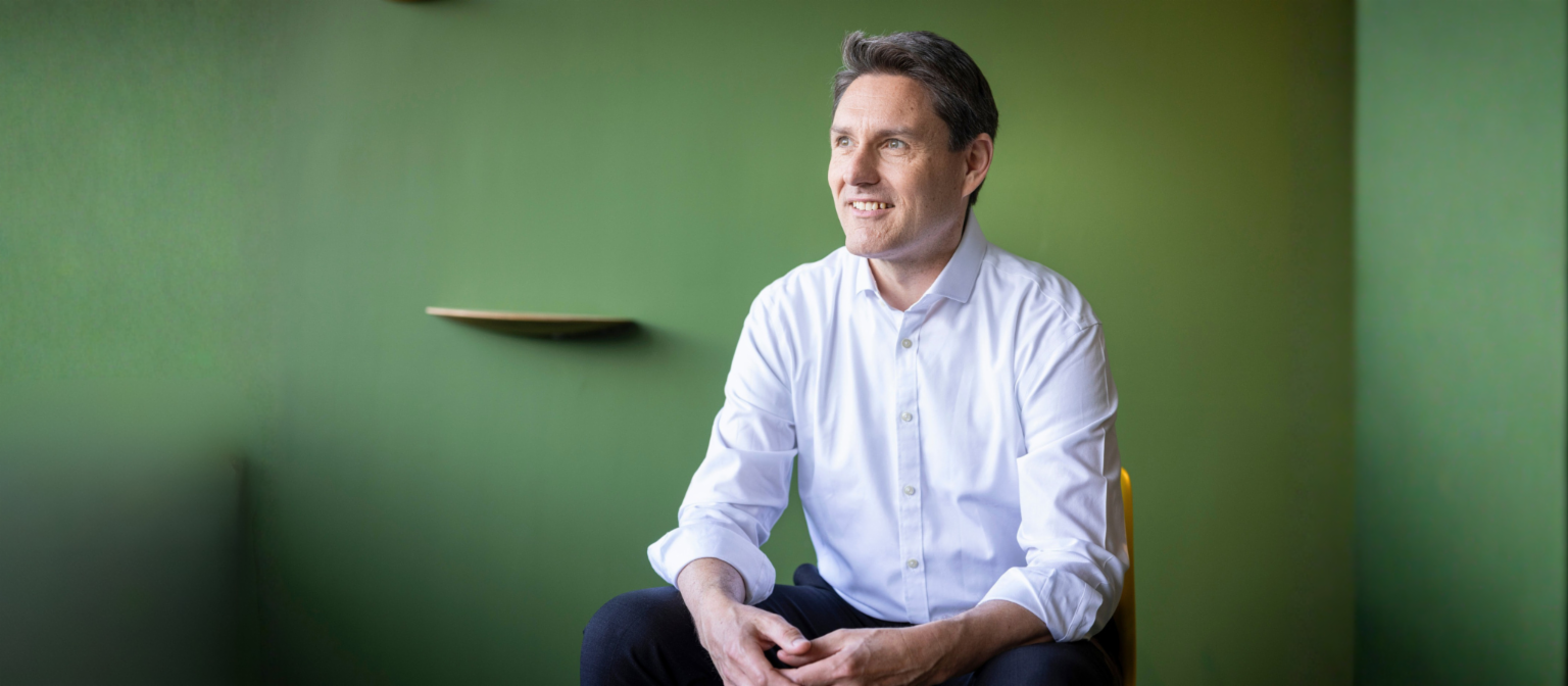 Le Dr Stephan Ohlmeyer est assis sur une chaise et regarde au loin.