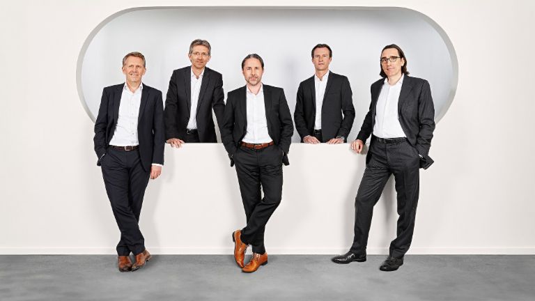 Photo de groupe des directeurs d’EOS (de gauche à droite) Andreas Kropp (Allemagne), Justus Hecking-Veltman (Finances), Marwin Ramcke (Président du conseil d’administration), Carsten Tidow (Europe de l’Est) et Dr Andreas Witzig (Europe de l’Ouest).
