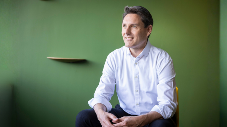 Le Dr Stephan Ohlmeyer est assis sur une chaise et regarde au loin.