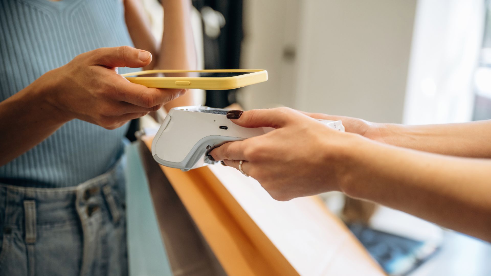 Hände, die ein Smartphone halten, das gescannt wird.