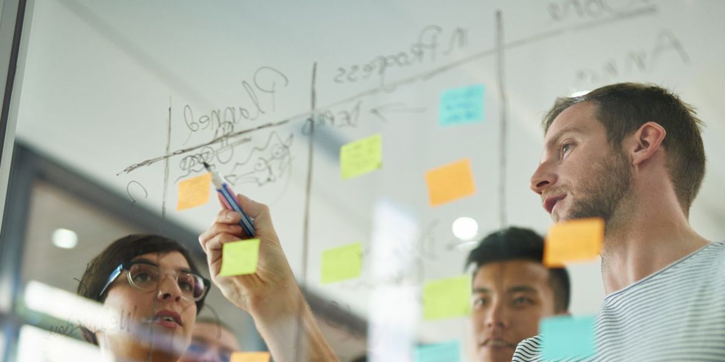 Für EOS ist agiles Arbeiten kein Buzzword. Mit der Daten getriebenen Plattform FX sind die Entwicklerteams von EOS herausgefordert mit Hilfe von agilen Arbeitsmethoden ihren Arbeitsalltag zu gestallten. 