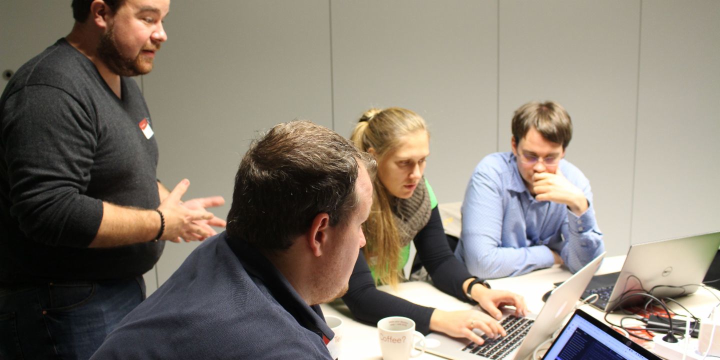 Das erste EOS Tech Lab mit Kubernetes-Coach Guus van Weelden in der Hamburger EOS Zentrale.