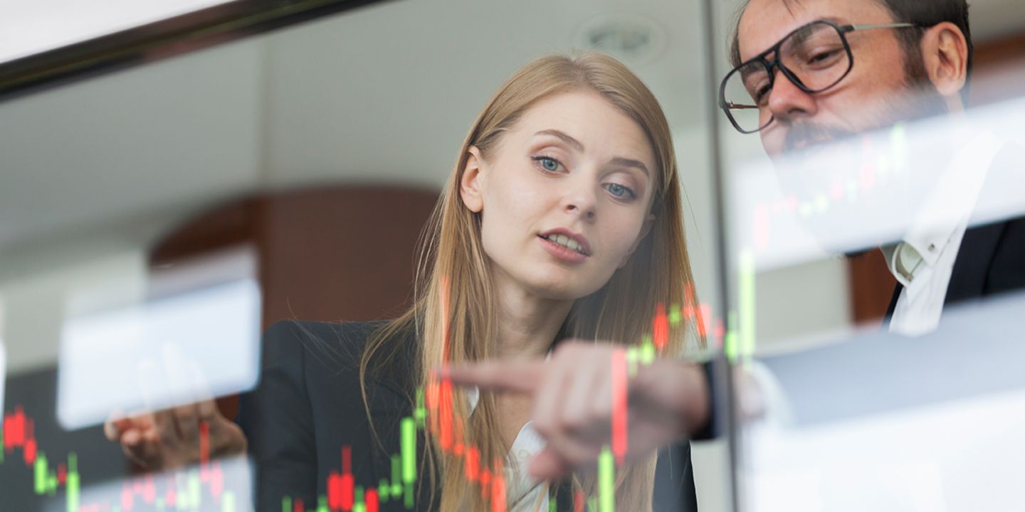 Scoring im Onlinehandel: Mitarbeiterin und Mitarbeiter werten Daten aus.