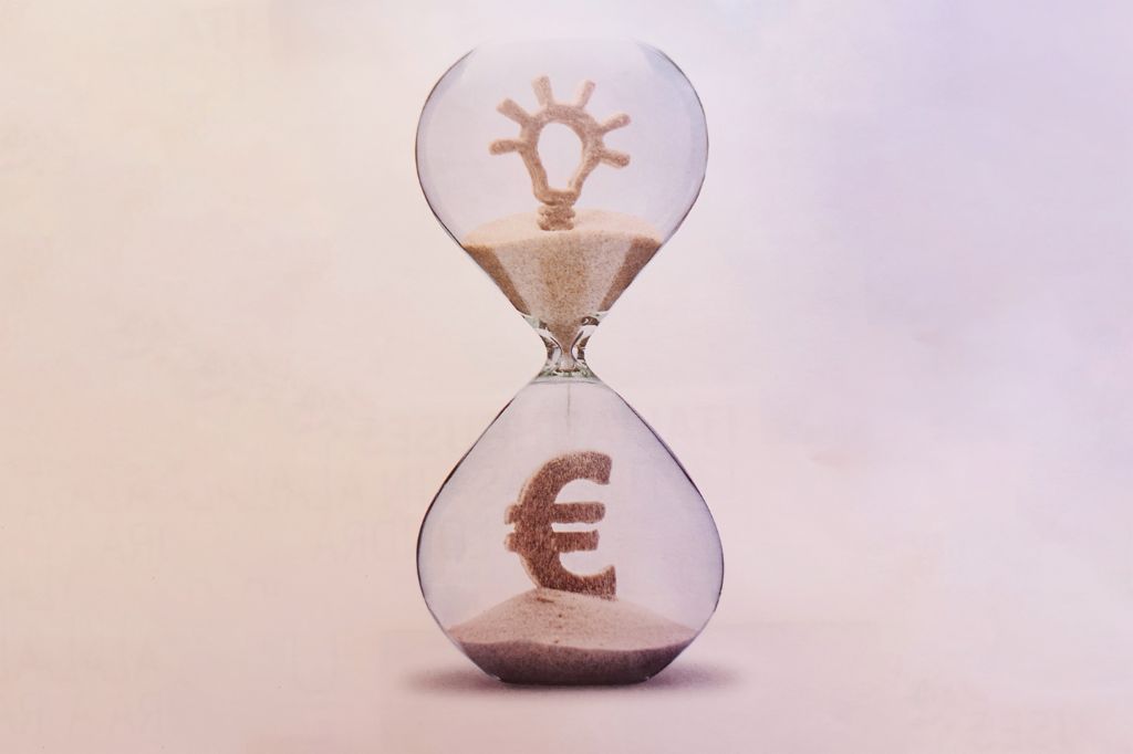 EOS Forum 2026 in Zürich: Sanduhr mit Glühbirne und Eurozeichen symbolisiert Trends zu Zeitgeist und Wirtschaft