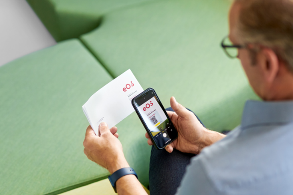 Recouvrement équitable des créances : un débiteur en défaut de paiement effectue son règlement en toute facilité et de manière anonyme sur son smartphone.