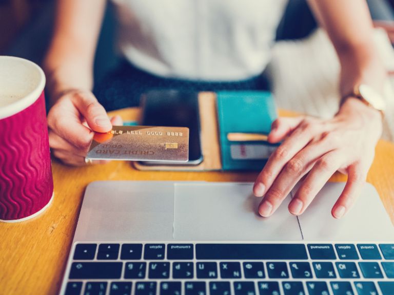 Online-Banking wird durch das PSD2-Gesetz revolutioniert. Durch die Verlagerung der Datenhoheit von den Banken auf andere Unternehmen soll die Zahlung nun sicherer, effizienter und komfortabler für den Kunden sein. 