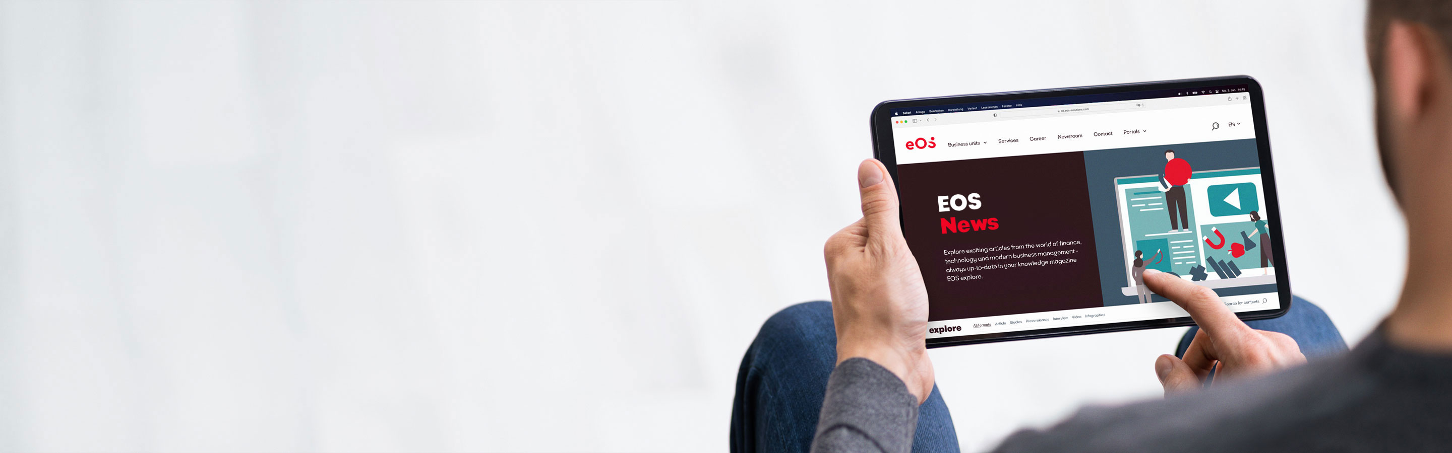Eine Person hält ein Tablet in der Hand, auf dem die EOS Newsroom Website geöffnet ist, die über die neuesten Nachrichten, Online-Artikel und Pressemitteilungen informiert.