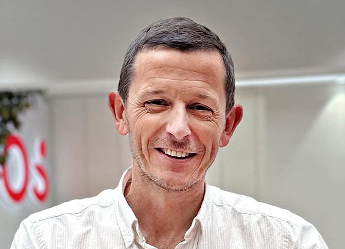 Une photo montre Reinaldo González Pedreira, chef de projet stratégique chez EOS Espagne.