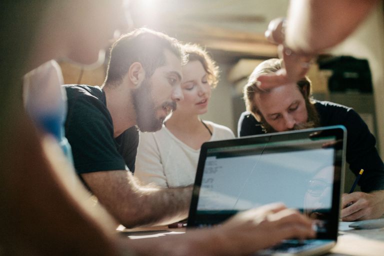 Bei EOS Tech Lab erfahren die Teilnehmer unter anderem, wie sie mit Kubernetes schneller Cloud-Anwendungen aufsetzen können. Bei EOS Tech Lab erfahren die Teilnehmer unter anderem, wie sie mit Kubernetes schneller Cloud-Anwendungen aufsetzen können.