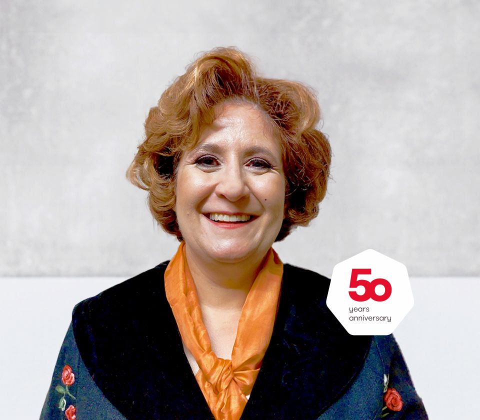 Portrait von Patrizia Christen, Collection Specialist, EOS Schweiz vor hellem Grund