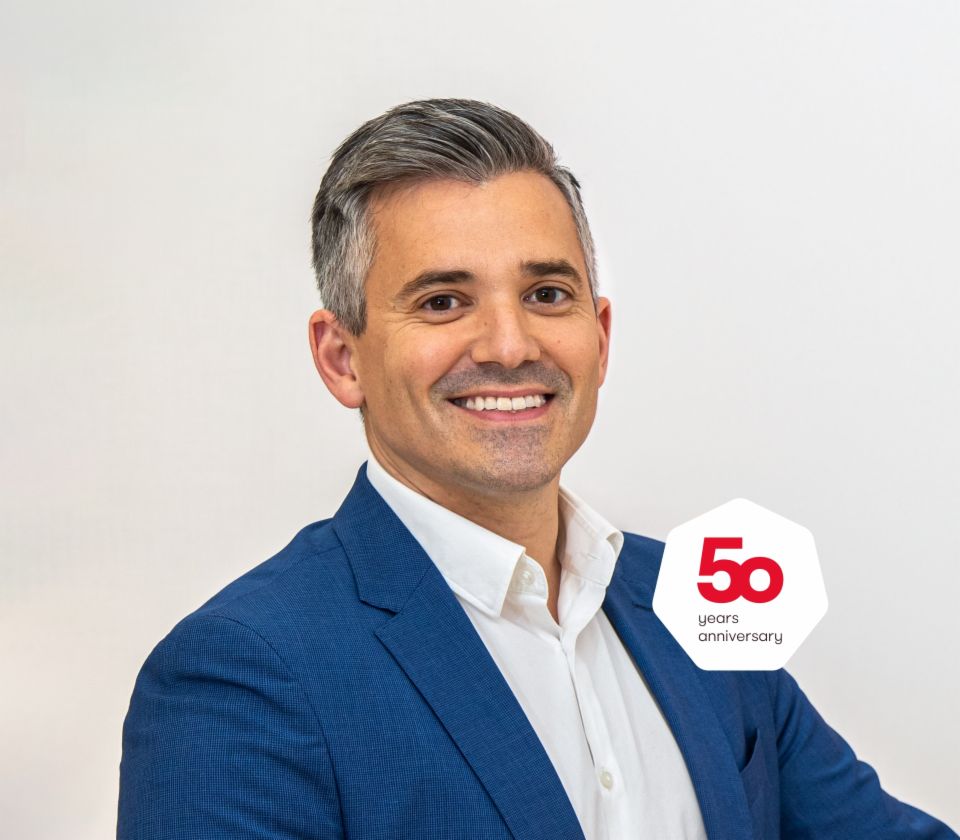 Portrait von Carlos Lorenzo, Managing Director, EOS Spanien vor hellem Grund