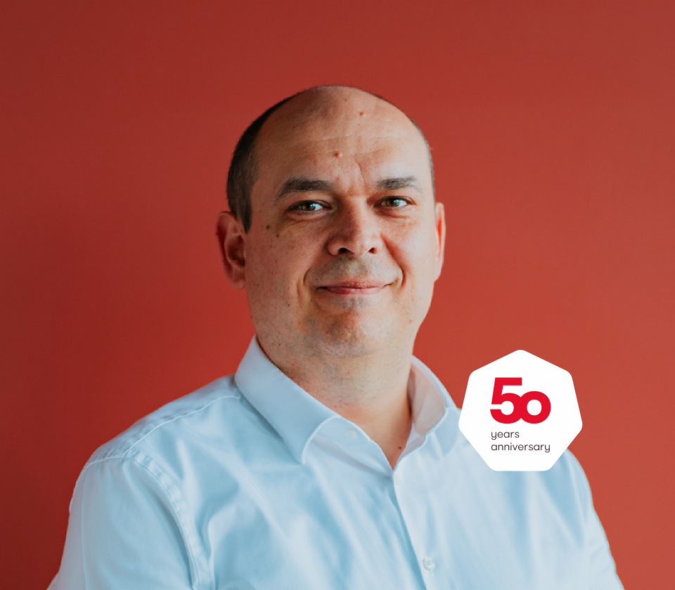 Portrait von Cristian Musat, Geschäftsführer EOS Technology Solutions vor rotem Grund