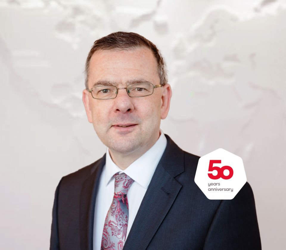 Portrait von Claus Wieland, Leiter Risikomanagement, EOS Holdingin einem hellen Raum.