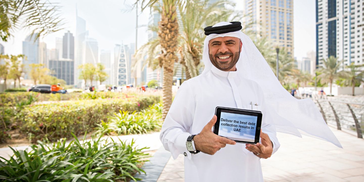 Problemlöser in Dubai: Ayman Al Wadi bear­beitet in der arabischen Welt Forderungen für EOS Kunden