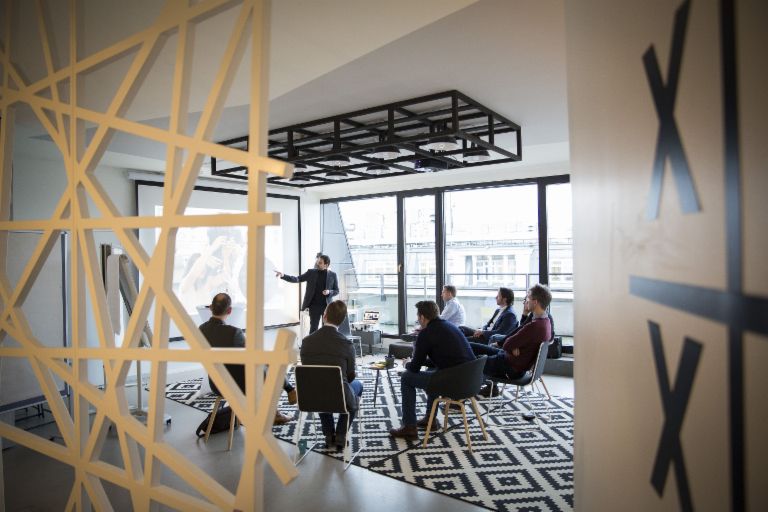Warum EOS kein Start-up ist – und dennoch nicht weniger agil: Mehrere Personen bei einem Meeting. Warum EOS kein Start-up ist – und dennoch nicht weniger agil: Mehrere Personen bei einem Meeting.