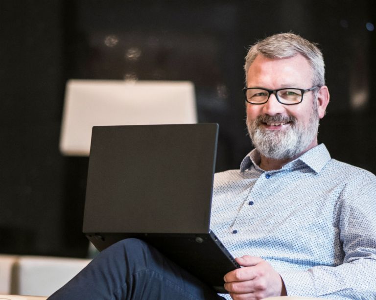 EOS Kollecto+-Board: Thomas Walter, Vertreter der Hamburger EOS Technology Solutions, mit einem Laptop.