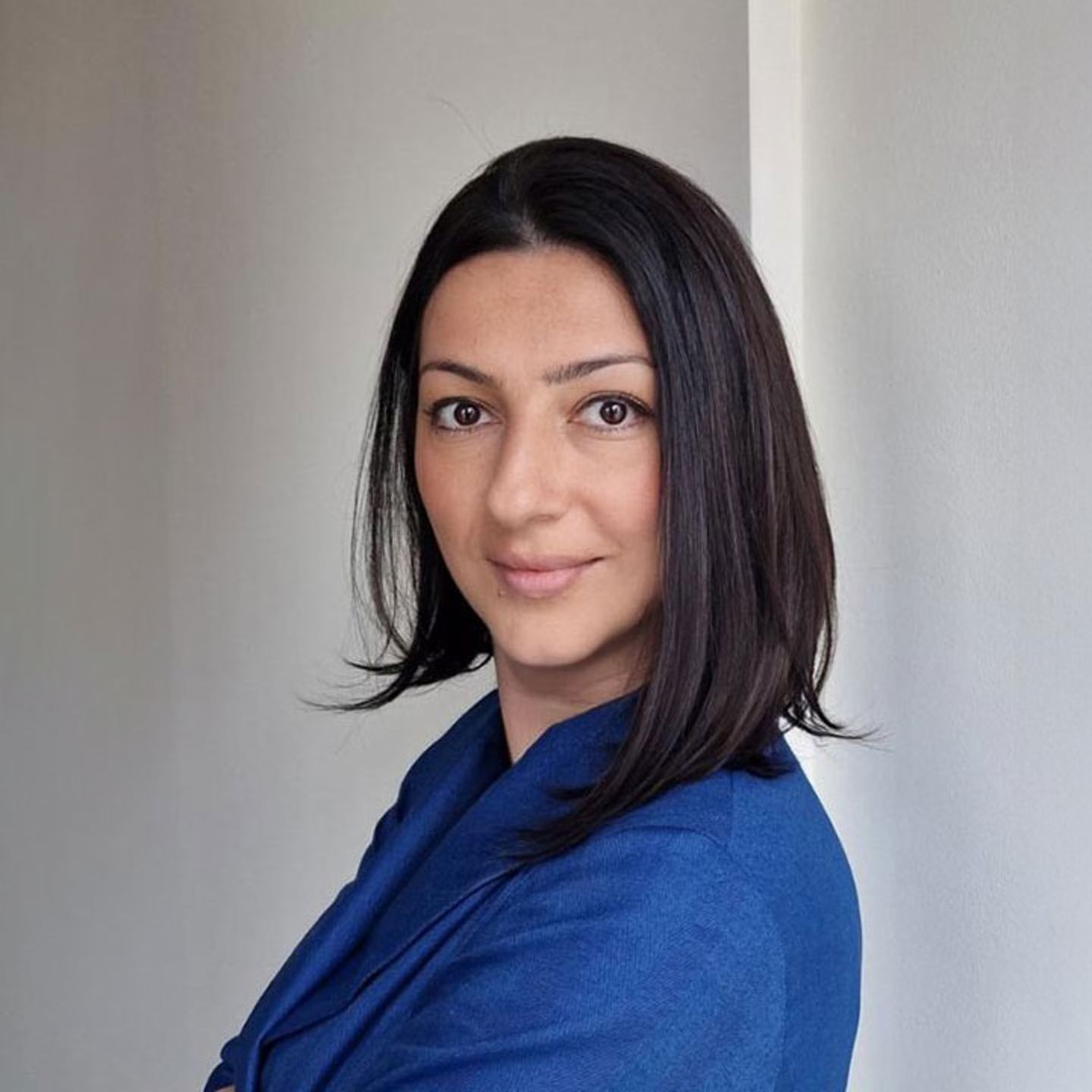 Ein Foto zeigt Mirjana Ćevriz, Business Analystin bei EOS Serbien und Mitglied der Expert*inngruppe K+ Experts.