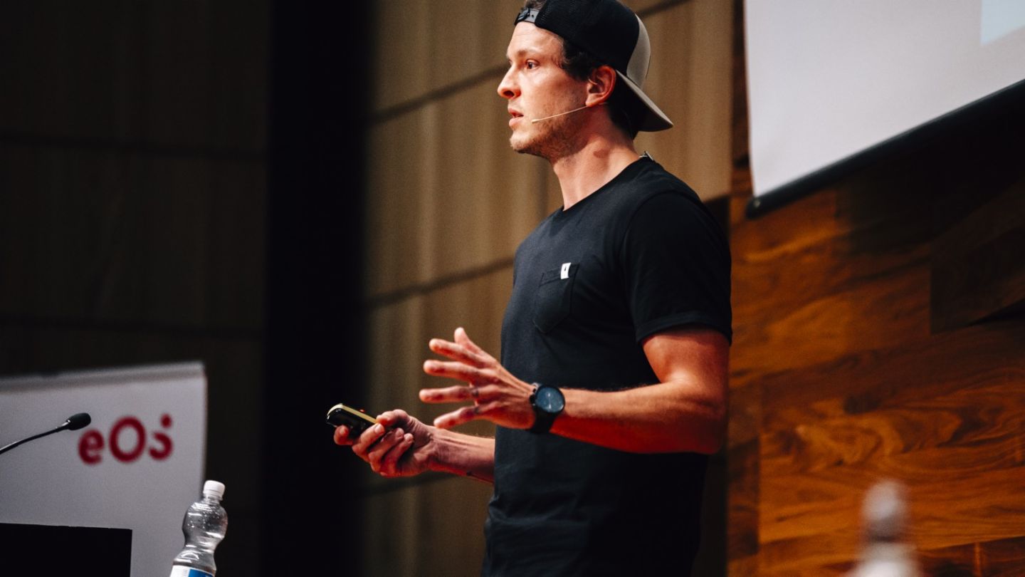 People, Person, Crowd, Microphone, Adult, Male, Man, Audience, Solo-Performance, Lecture