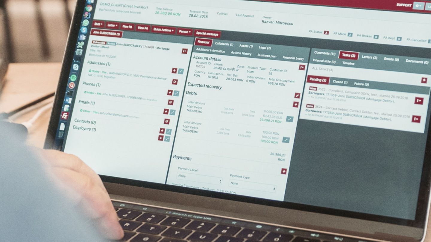 Ein Foto zeigt einen aufgeklappten Laptop; auf dem Bildschirm ist eine Seite von Kollecto+ zu erkennen. Darunter steht der Text: “Bis Ende 2023 werden acht der 24 EOS Gesellschaften 2023 Kollecto+, weitere Rollouts werden bald folgen.
