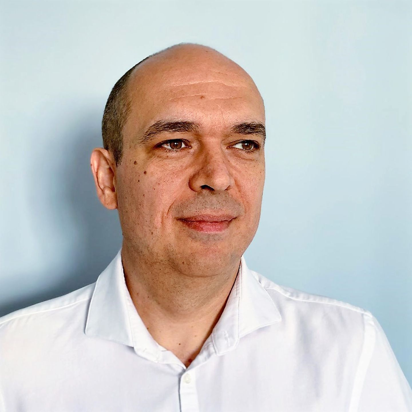 Ein Porträtfoto zeigt Cristian Musat, Managing Director EOS Technology Solutions und verantwortlich für Kollecto+