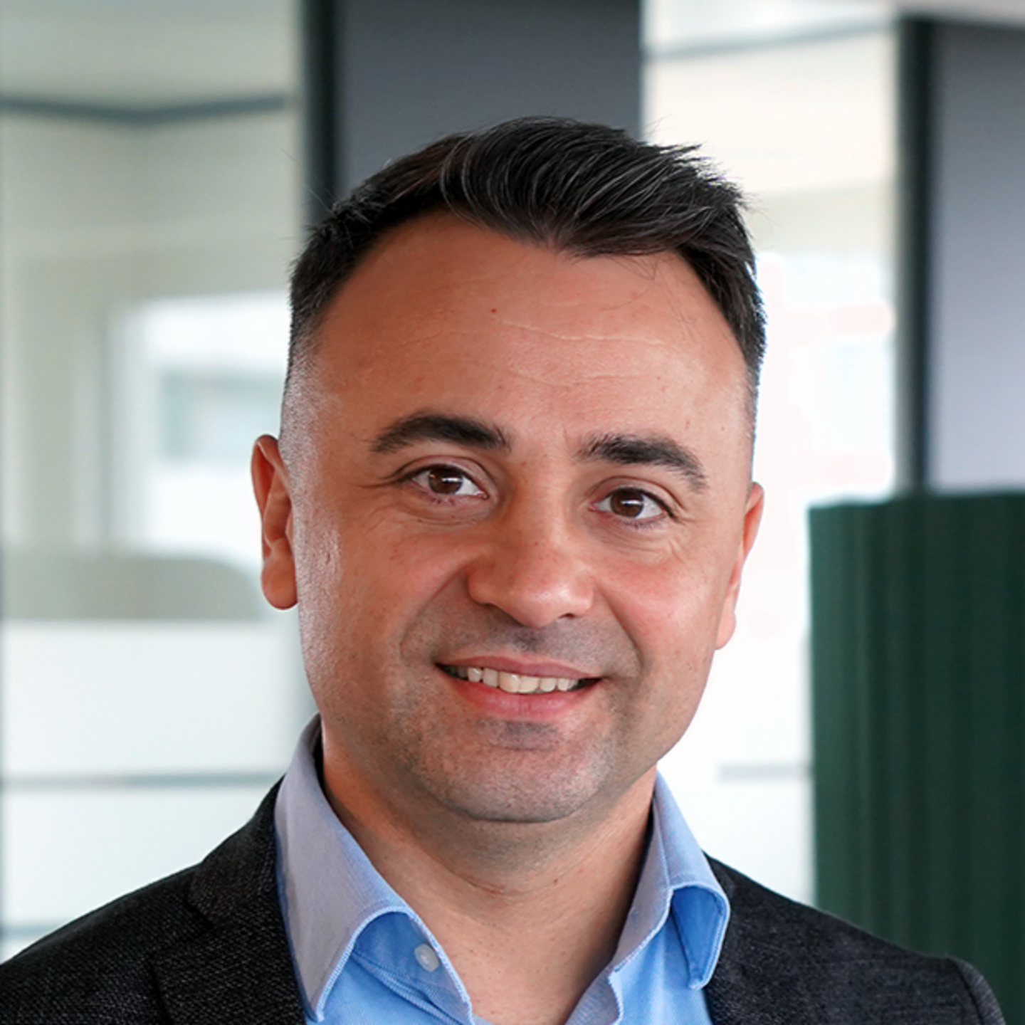 Portrait de Paul Baltag, Responsable de la Transformation Digitale, EOS Roumanie. L'image montre un portrait du partenaire de conversation Paul Baltag, Responsable de la Transformation Digitale chez EOS Roumanie.