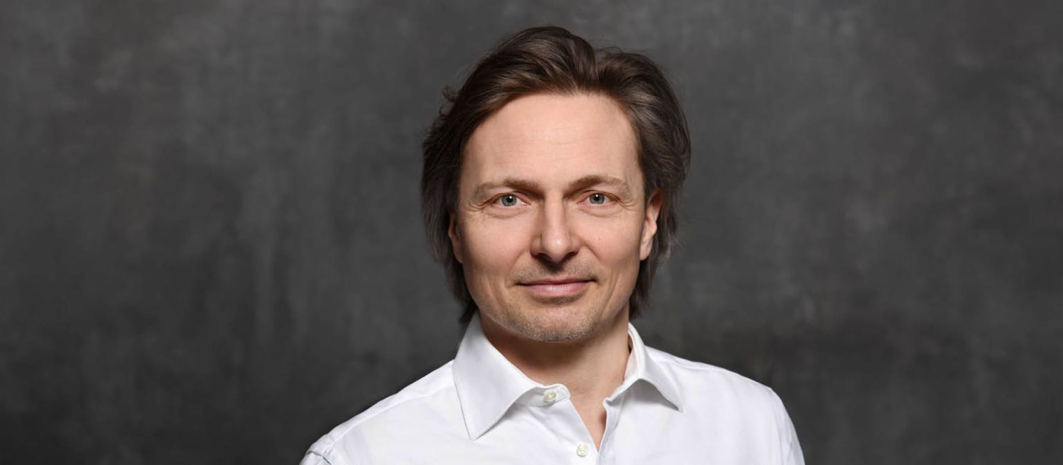 Janusch Skubatz, expert en cybersécurité et responsable de la sécurité de l’information du groupe EOS, cheveux bruns et chemise blanche