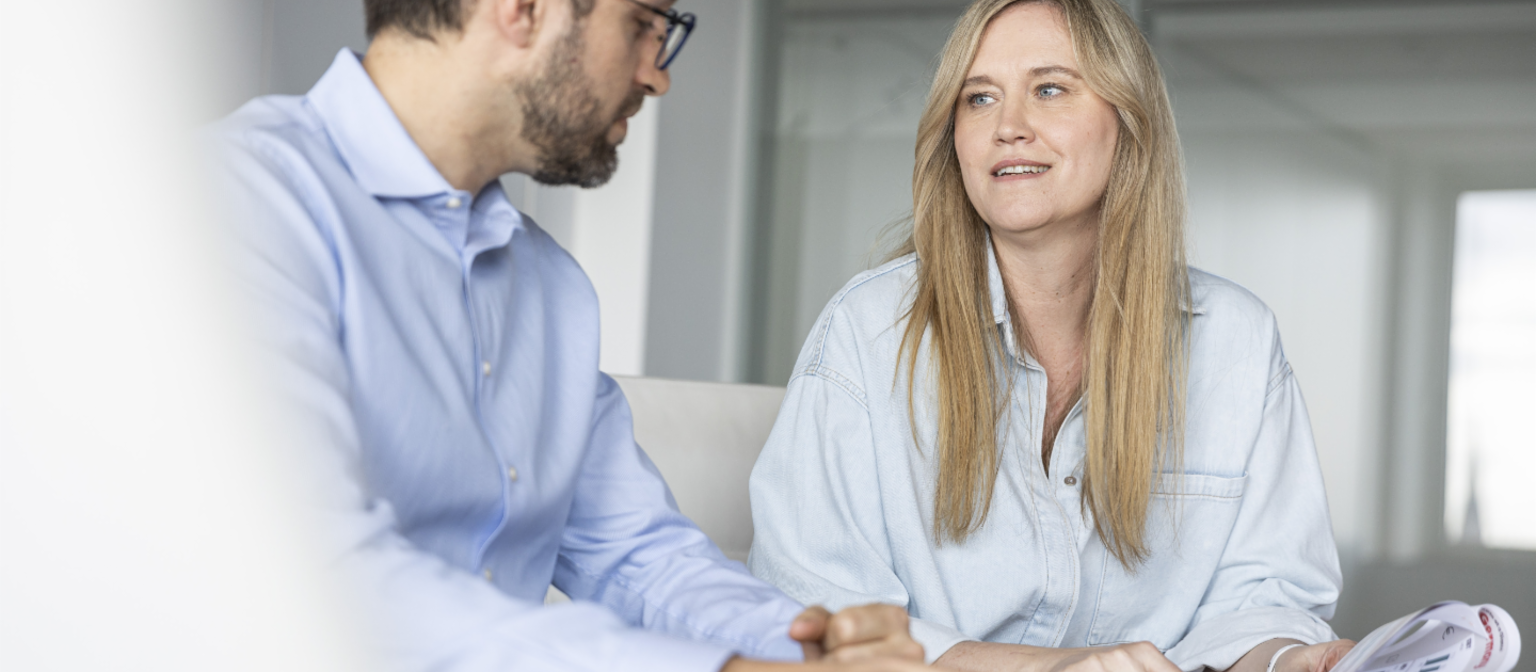 Recouvrement équitable des créances : Deux employés d’EOS discutent de la manière de gérer de façon responsable des débiteurs en défaut de paiement.