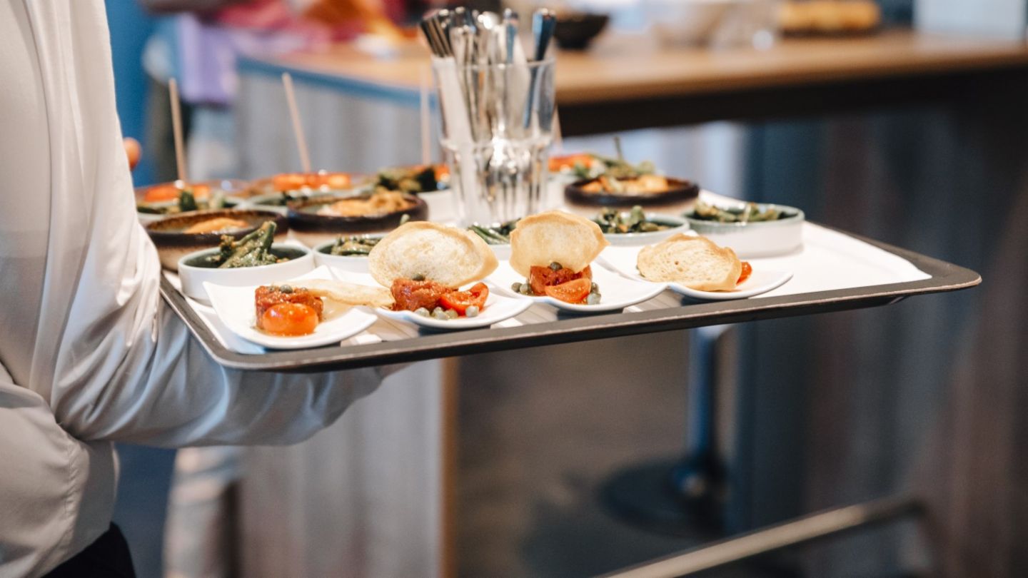 Brunch, Food, Food-Presentation, Meal, Person, Bread, Table, Plate, Restaurant, Waiter