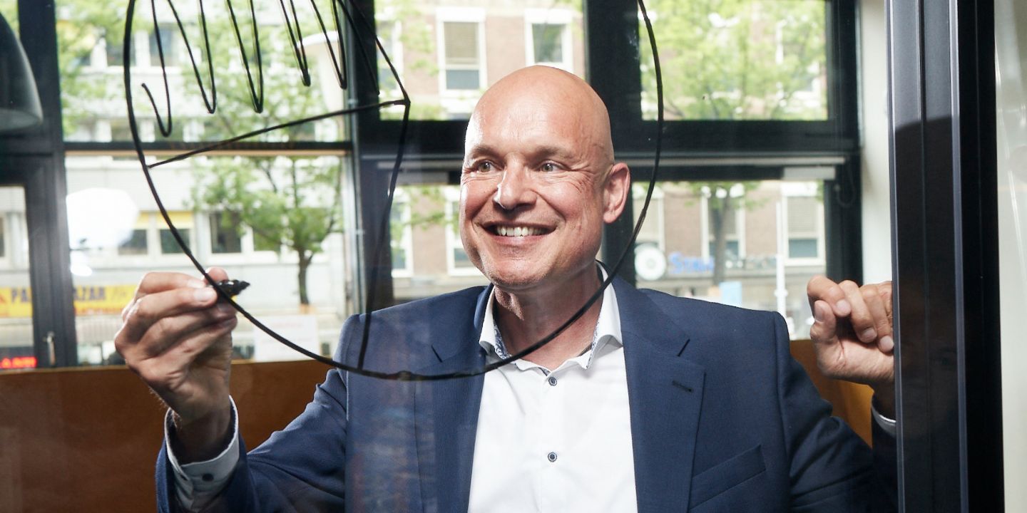 Andreas Behmenburg, Regional Sales Manager bei EOS in Deutschland, skizziert ein Tortendiagramm auf einer Glaswand