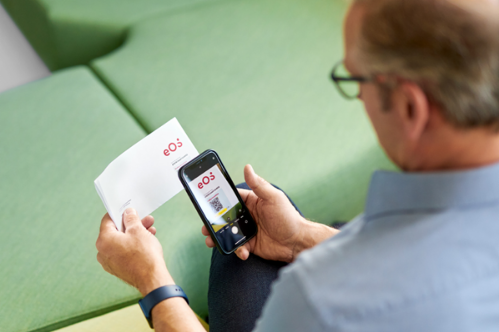 Recouvrement équitable des créances : un débiteur en défaut de paiement effectue son règlement en toute facilité et de manière anonyme sur son smartphone.