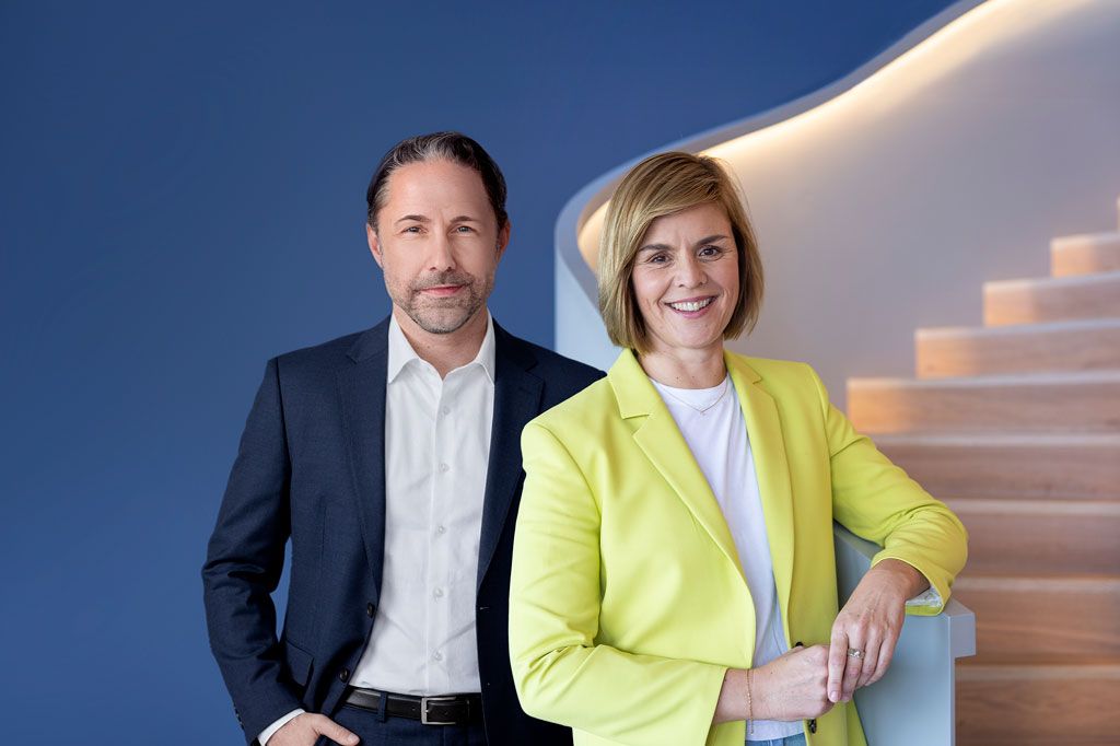L’image montre Marwin Ramcke, CEO du Groupe EOS, et la Dr Eva Griewel, CFO du Groupe EOS, ensemble.