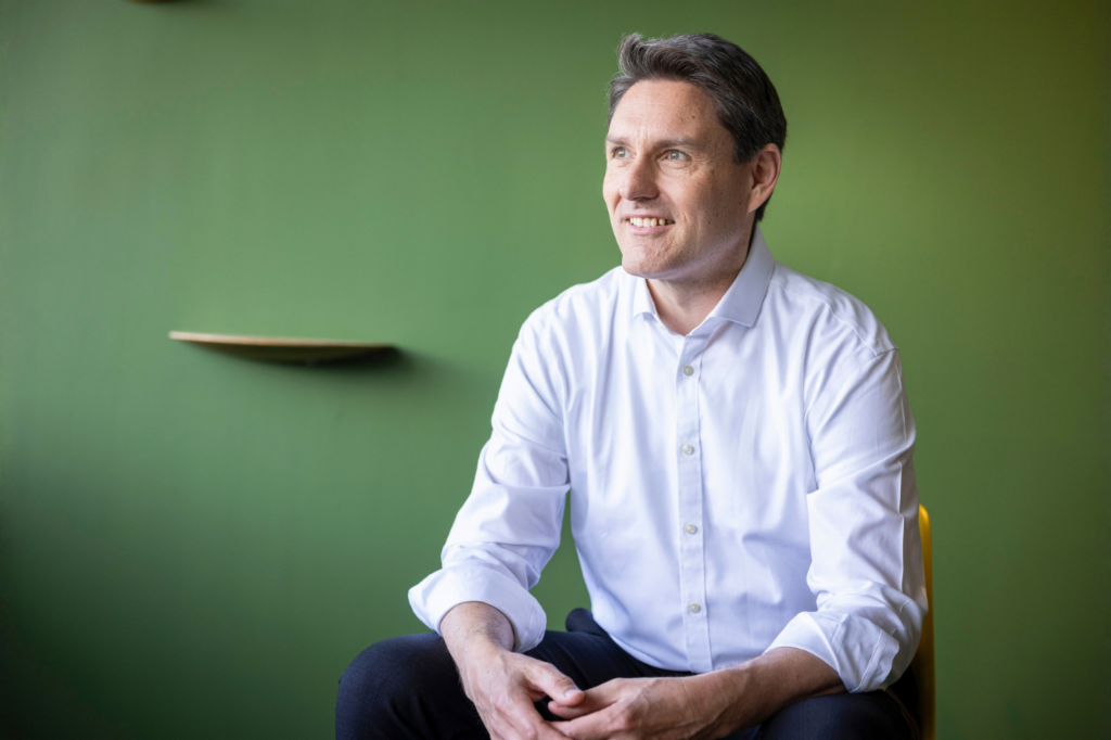 Le Dr Stephan Ohlmeyer est assis sur une chaise et regarde au loin.
