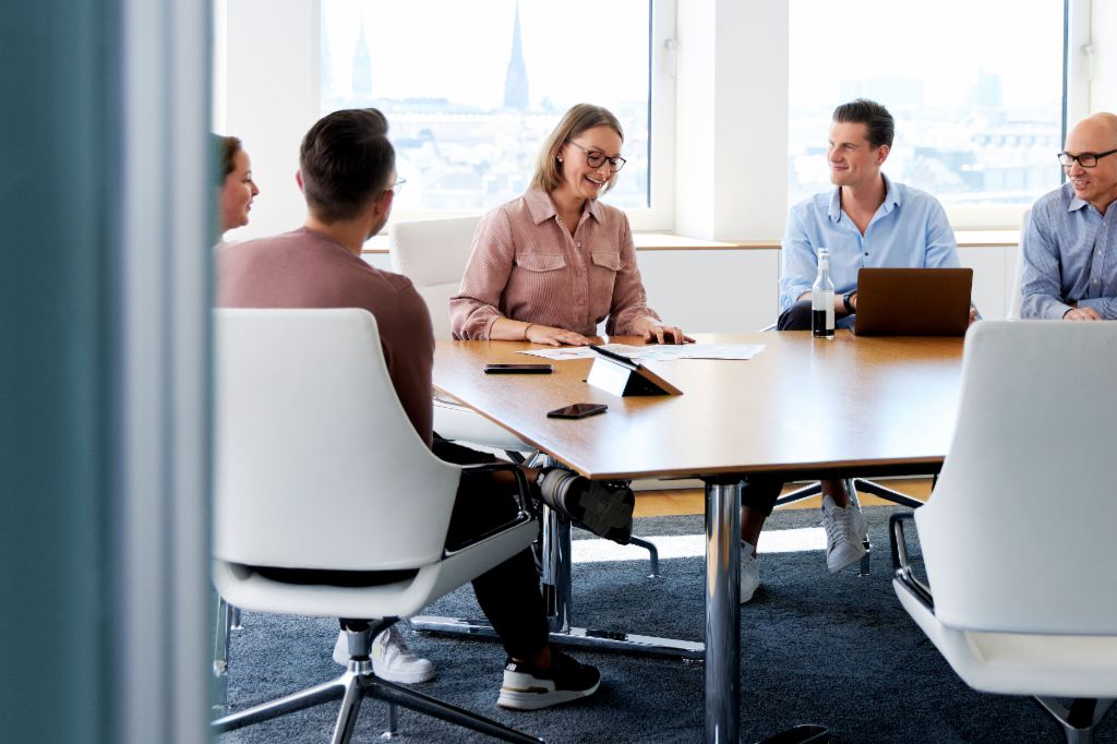 Groupe d'employés d'EOS en réunion