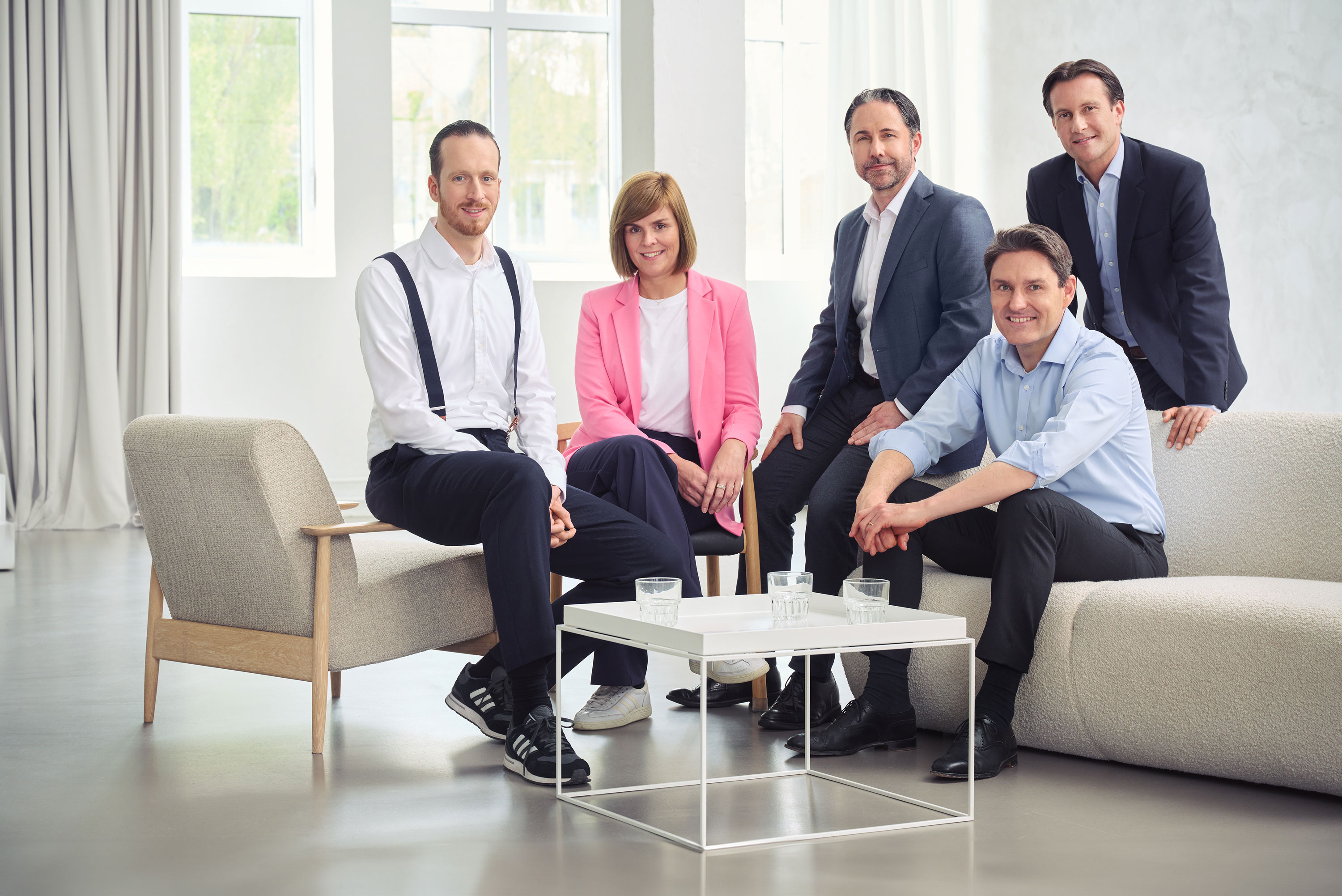 Le conseil d’administration du Groupe EOS (de gauche à droite : Sebastian Pollmer, Eva Griewel, Marwin Ramcke, Stephan Ohlmeyer, Carsten Tidow), dans une pièce lumineuse et regardant droit vers l’appareil photo